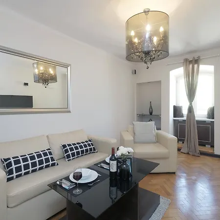 Old Town 2 By Renters Apartment